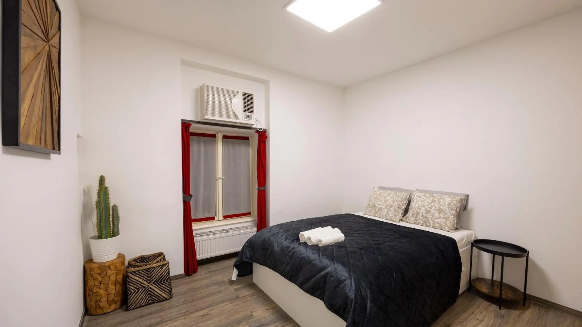 Deluxe Central Elizabeth Residence W/ 4Bedrm, 2Bathrm, 1Lvngrm Budapest Apartment